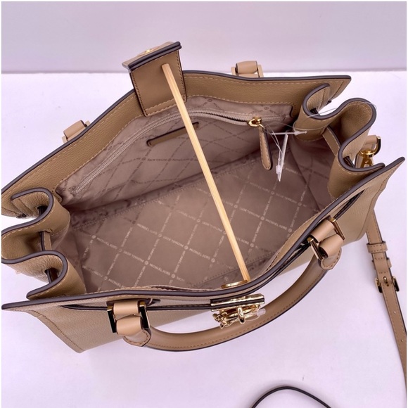 Michael Kors Hamilton
Medium Satchel and
Wallet Set Camel - Picture 5 of 13